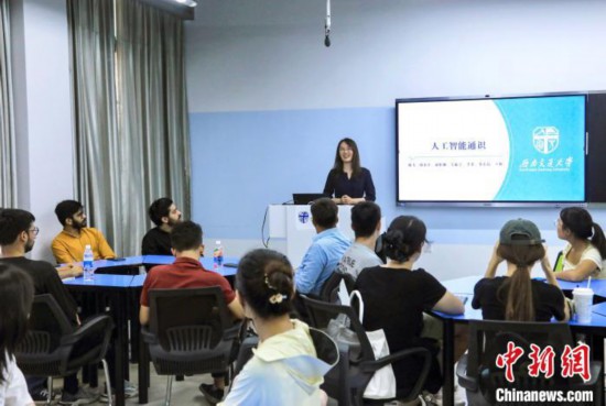 9月4日,西南交大首門人工智能通識(shí)課的第一課開講。 中新社記者 王磊 攝