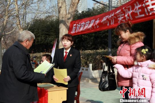 資料圖:河北衡水中級(jí)法院干警走上街頭,用多種形式宣傳反家暴。張婧 攝