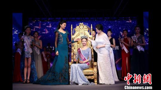 2017世界旅游小姐中國區(qū)總決賽29日落幕,河南選手曹燦榮獲冠軍?!↓R建文 攝