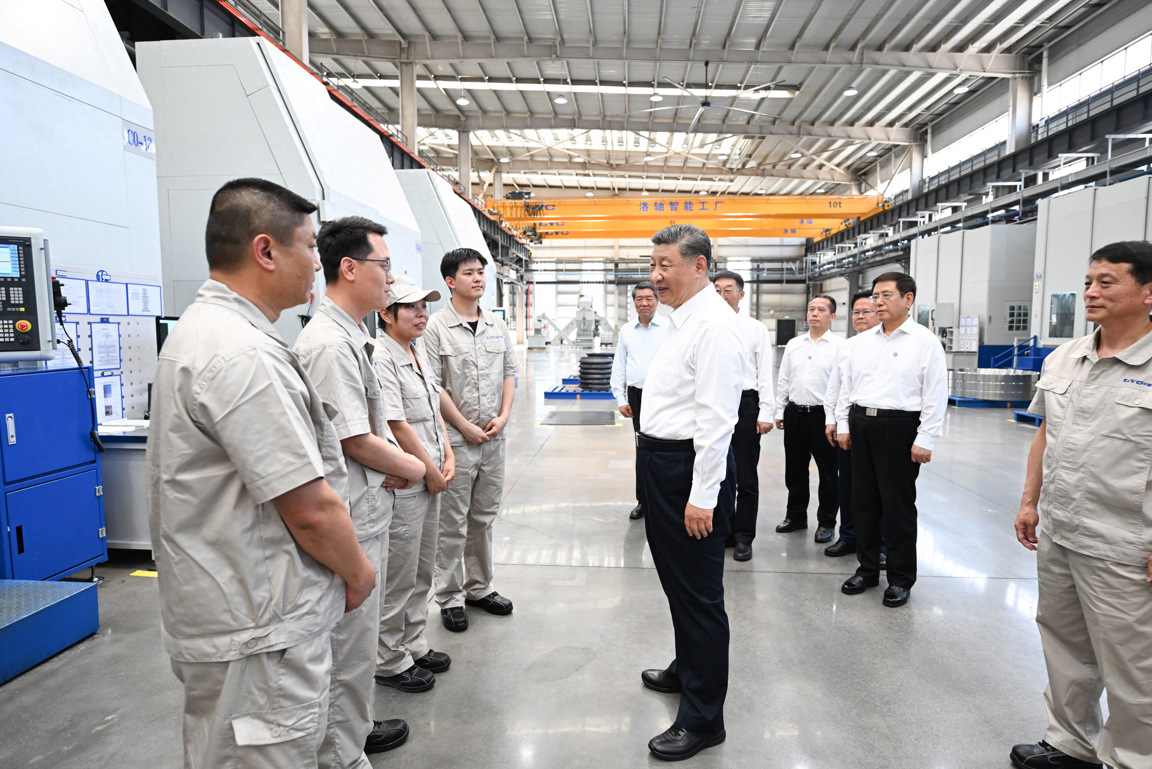 5月19日至20日,中共中央總書記、國家主席、中央軍委主席習(xí)近平在河南考察。這是19日下午,習(xí)近平在洛陽軸承集團(tuán)股份有限公司智能工廠考察時(shí),同企業(yè)職工親切交流。新華社記者 燕雁 攝 5月19日至20日,中共中央總書記、國家主席、中央軍委主席習(xí)近平在河南考察。這是19日下午,習(xí)近平在洛陽軸承集團(tuán)股份有限公司智能工廠考察時(shí),同企業(yè)職工親切交流。新華社記者 燕雁 攝