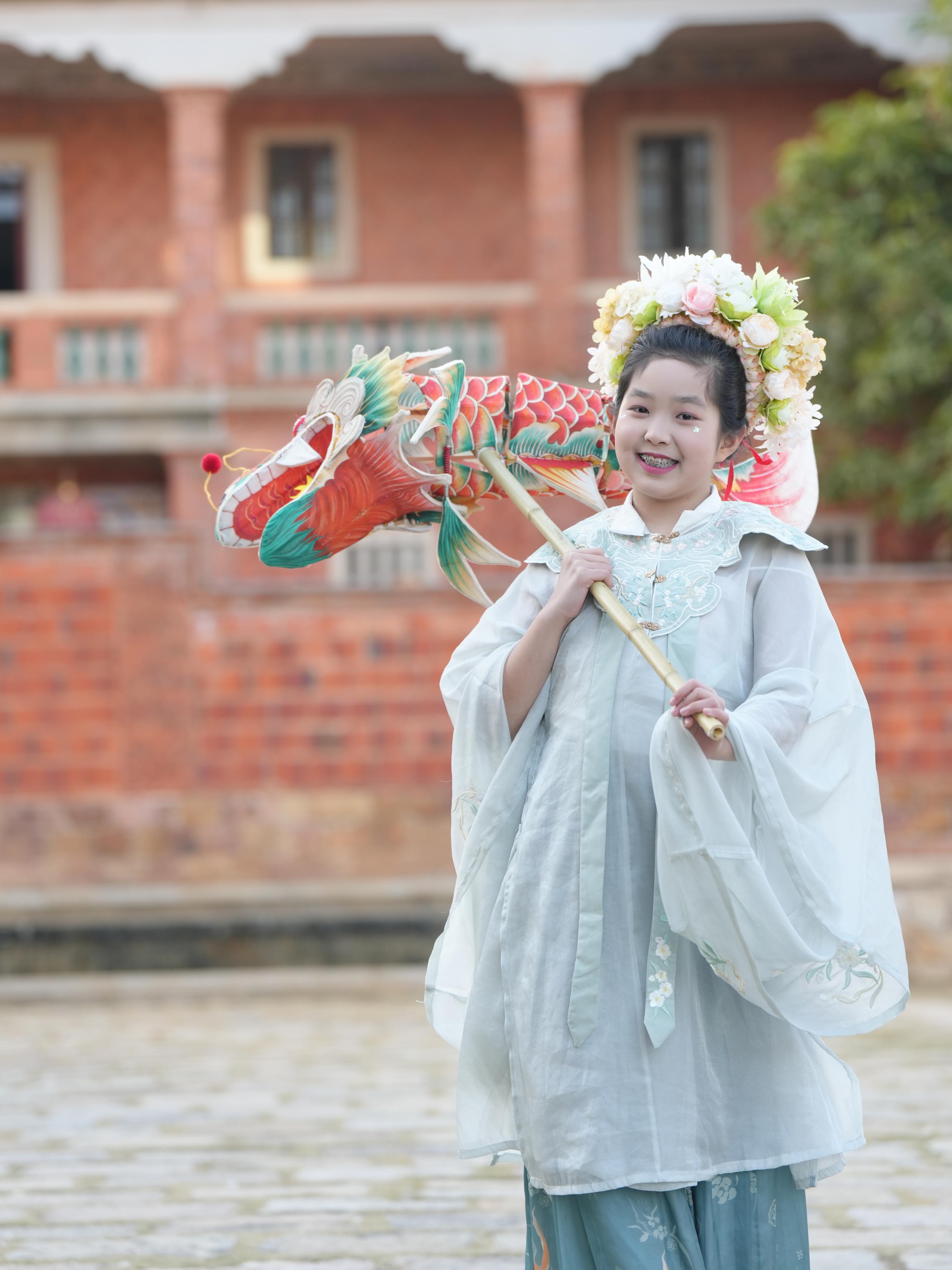 在泉州，沈女士為女兒拍下頭戴簪花的照片。受訪者供圖