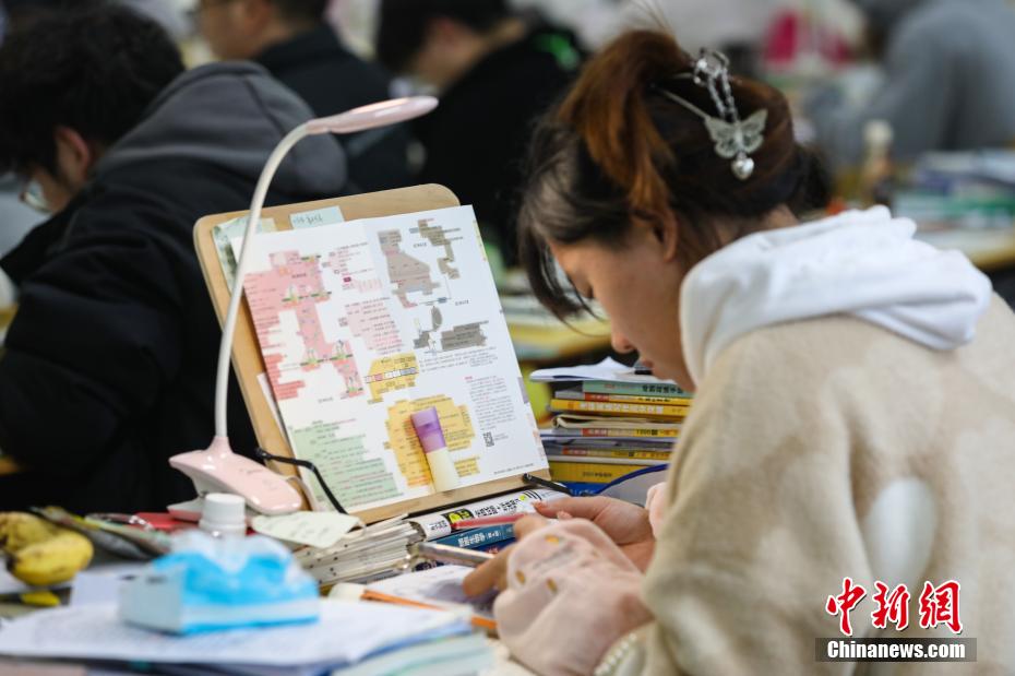 資料圖：一位考研學(xué)生在南昌大學(xué)教學(xué)樓自習(xí)室復(fù)習(xí)備考。 劉力鑫 攝