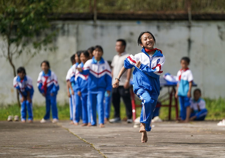 2025年9月15日,云南省普洱市孟連傣族拉祜族佤族自治縣臘福小學學生課間在操場進行奔跑接力比賽。新華社記者 陳欣波 攝