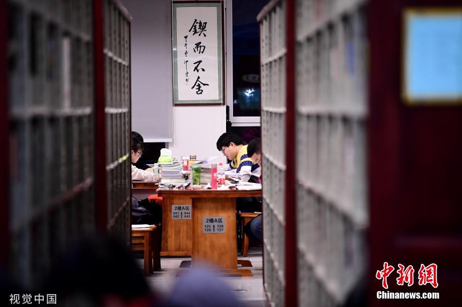 資料圖：又到一年考研季，沈陽各高校圖書館一座難求。沈陽 攝 圖片來源：視覺中國