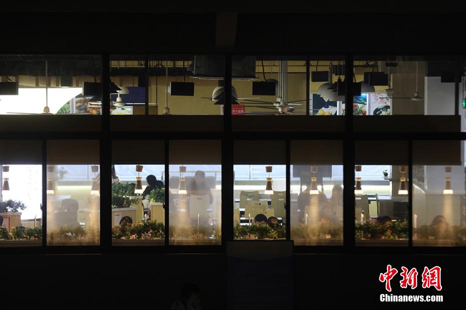 資料圖：南京高校食堂變身“考研加油站”。 泱波 攝