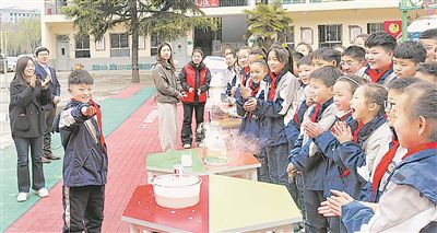 圖為河南省鞏義市大峪溝鎮(zhèn)中心小學(xué)學(xué)生踴躍參與科學(xué)實驗。 張毅力攝
