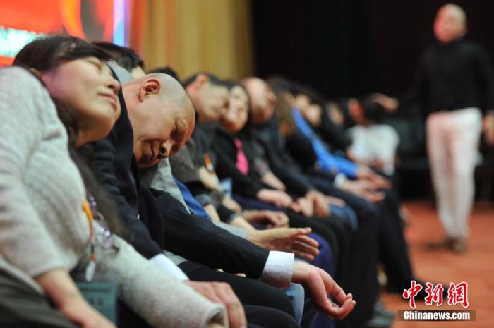 資料圖：民眾在專業(yè)催眠師的引導(dǎo)下睡覺，釋放壓力。<a target='_blank' href='/'>中新社</a>發(fā) 韋亮 攝