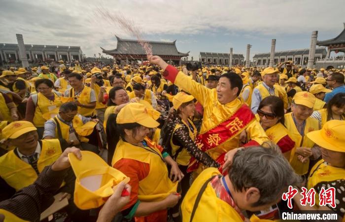 每年的世界客屬石壁祖地祭祖大典吸引著眾多海內(nèi)外客屬前來參加?！∪魇形麄鞑抗﹫D