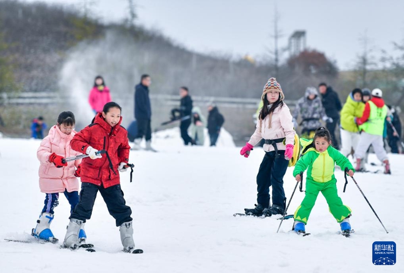 2月23日,滑雪愛好者在貴陽(yáng)市高坡云頂滑雪場(chǎng)滑雪。新華社記者 楊文斌攝