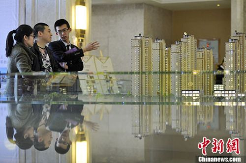 資料圖 置業(yè)顧問向民眾推薦商品房戶型。 <a target='_blank' _fcksavedurl='http://www.chinanews.com/' _fcksavedurl='http://www.chinanews.com/'></p></table>中新社</a><p> 記者 韋亮 攝