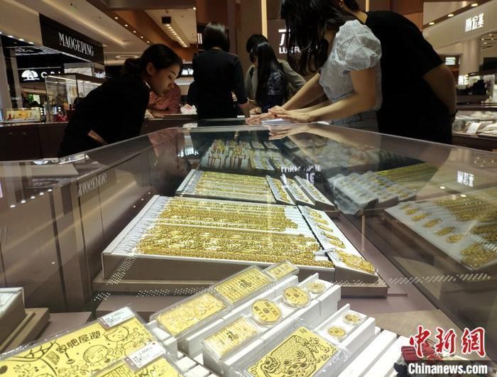 資料圖：民眾在商場購買黃金飾品。 <a target='_blank' href='/'>中新社</a>記者 呂明 攝