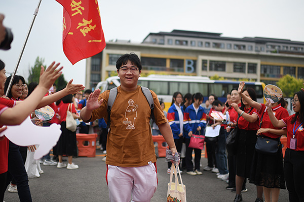 6月7日,在北京市人大附中通州校區(qū)考點,考生與送考老師擊掌加油。人民網(wǎng)記者 翁奇羽攝
